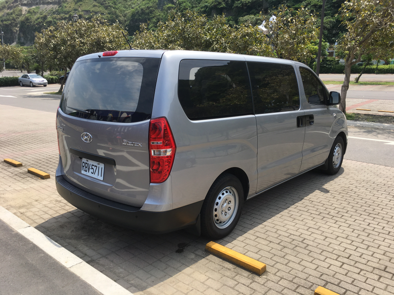 In recent years, the Hyundai H1 (marketed in Taiwan as the Starex) has become a popular passenger van. Despite looking brand spanking new, I noted that this car has exactly zero airbags in Taiwan spec.